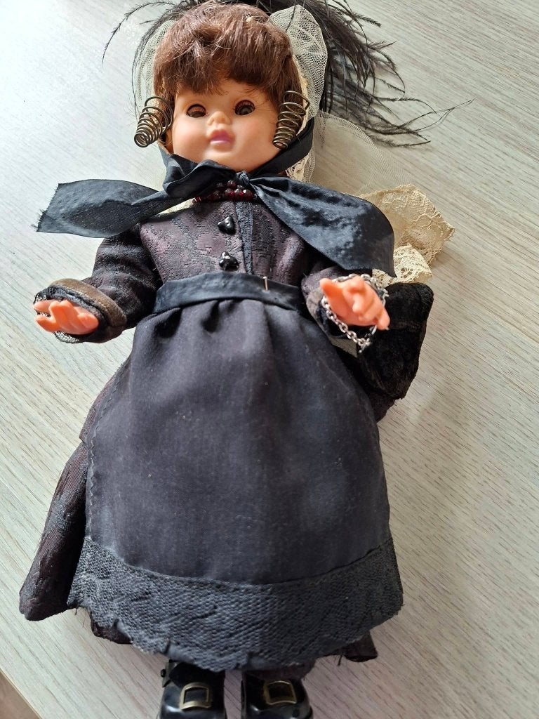 Kamperklederdracht pop is 40 cm hoog., Ophalen of Verzenden, Gebruikt, Pop