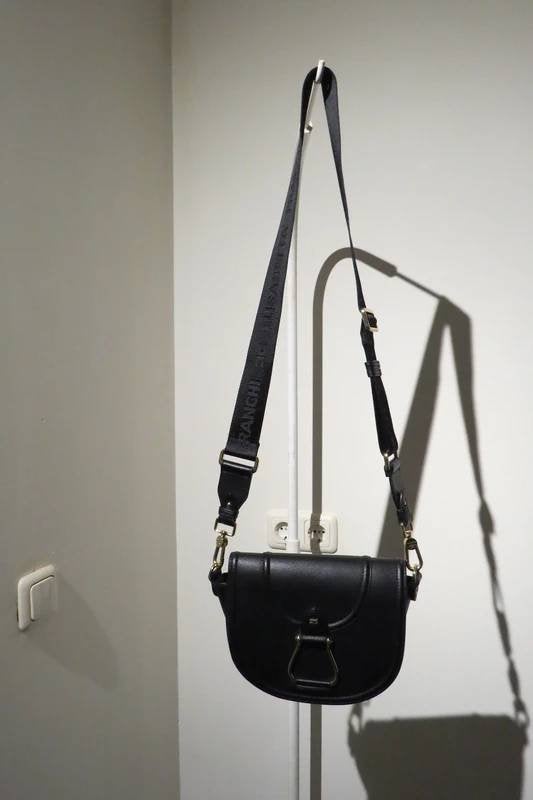 Elisabetta Franchi schoudertas merk strap gouden hardware, Verzenden, Zo goed als nieuw, Zwart, Schoudertasje