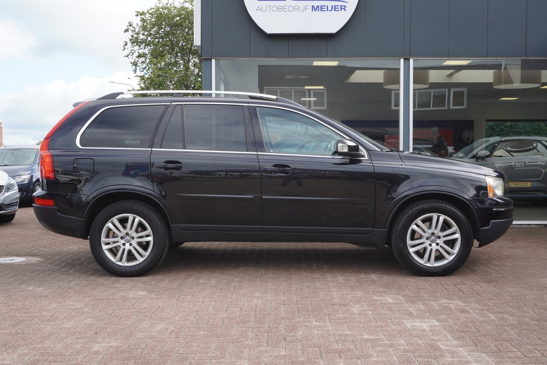 Volvo XC90 2.4 D5 Momentum Automaat | Airco | 7 personen | E, Auto's, Dealer onderhouden, Gebruikt, Zwart, 241 €/maand