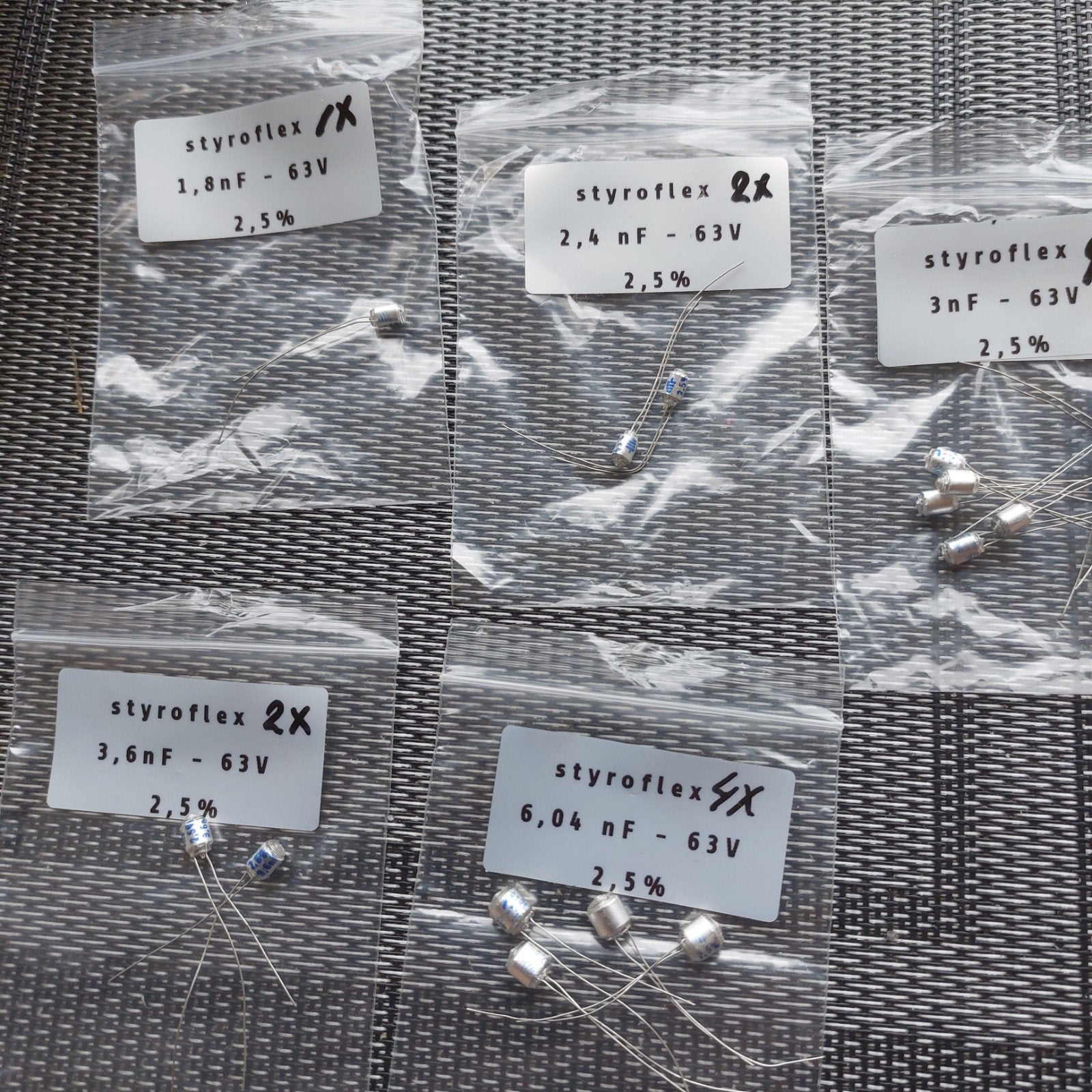 NOS Styroflex Condensatoren diverse (18 stuks) – 63V / 2,5%, Ophalen of Verzenden, Nieuw