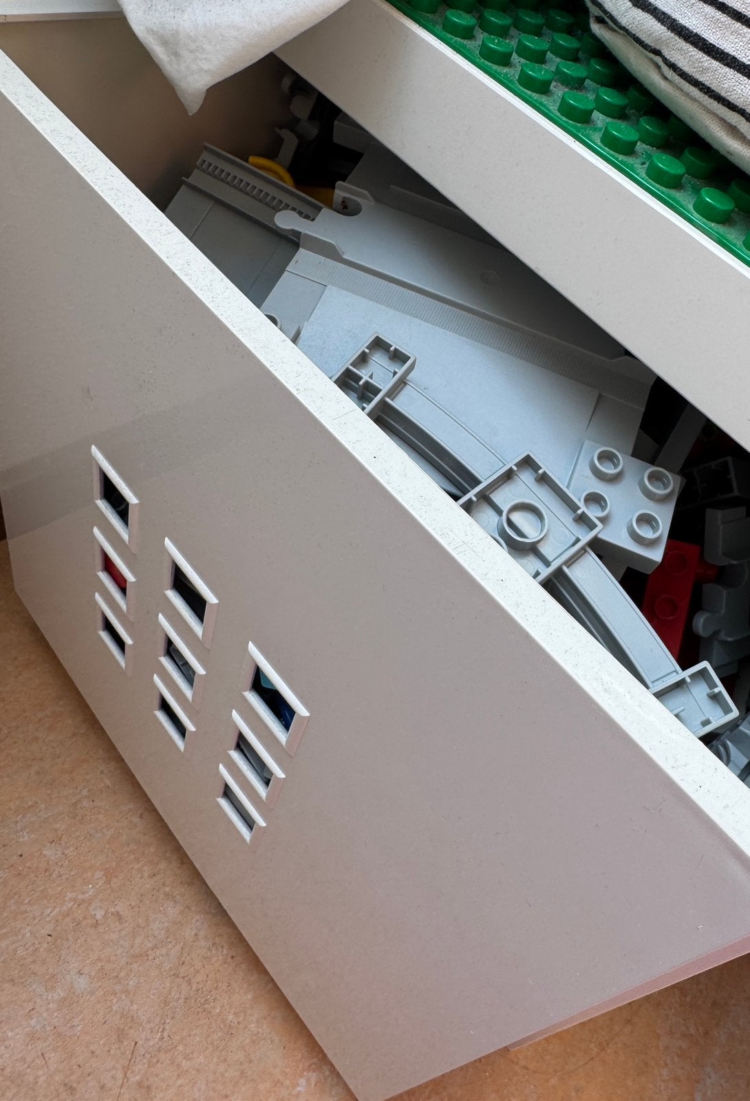 IKEA-kastje gevuld met LEGO DUPLO (elektrische) treinsets, Kinderen en Baby's, Speelgoed | Duplo en Lego, Ophalen, Zo goed als nieuw