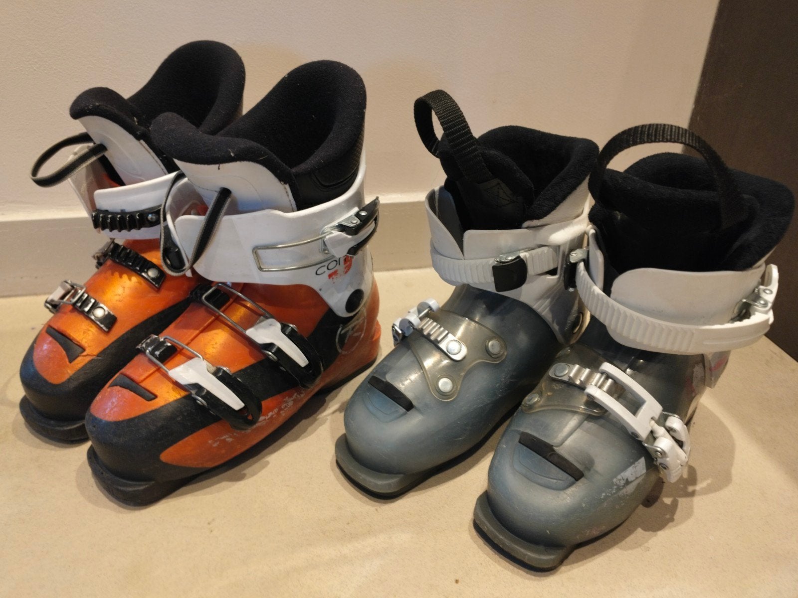 2x kinder skischoenen / kinder skischoen 22.5 en 20.0 20.5, Gebruikt, 100 tot 140 cm, Schoenen, Ophalen of Verzenden