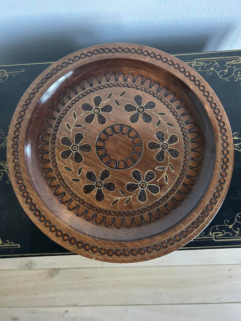 Fraai bewerkt houten bord ingelegd met koper, Ophalen of Verzenden, Zo goed als nieuw, Rond, Hout