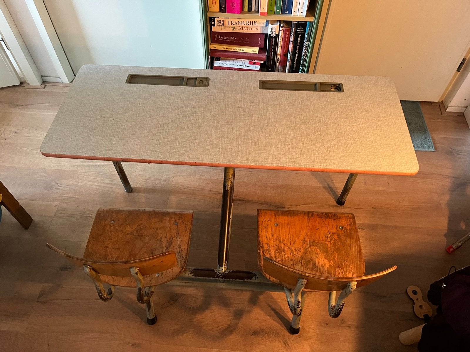 Vintage schoolbankje met twee stoeltjes, bureau, Ophalen