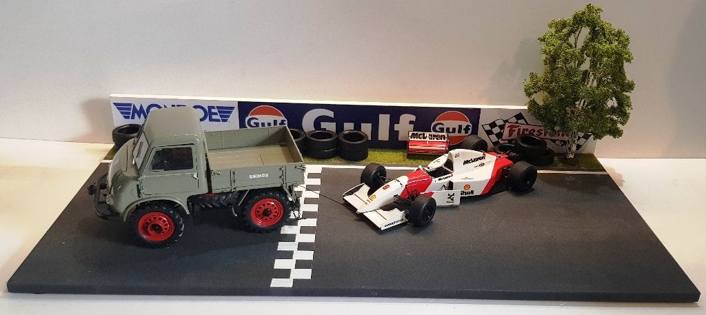 Diorama Schuco Mercedes-Benz Unimog U401 1:32 + F1 model, Verzenden, Nieuw, Groter dan 1:35, Diorama