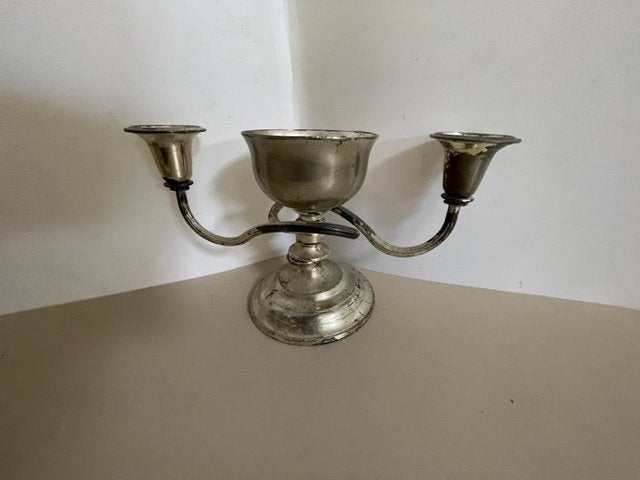 Brede oude drie-armige kandelaar. Verzilverd / verweerd, Ophalen, Gebruikt, Metaal, 15 cm