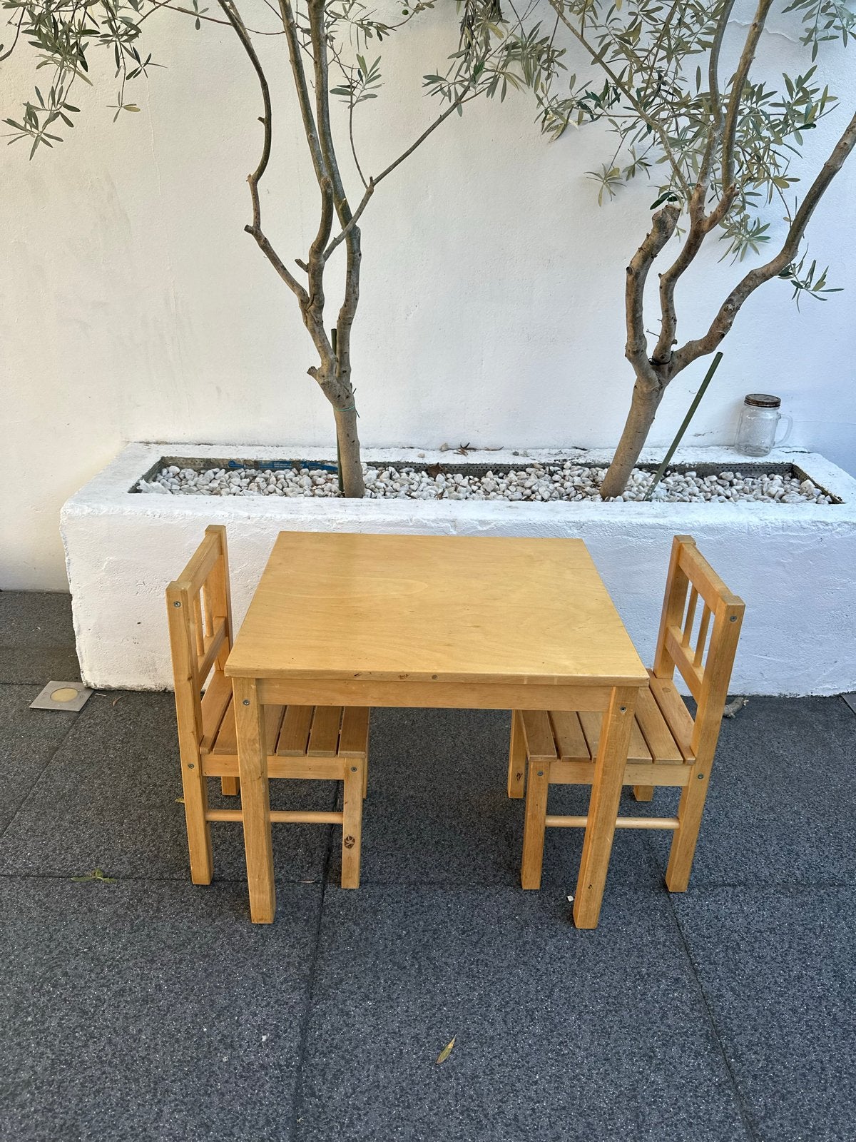 Houten kindertafel met twee stoeltjes. Ophalen voor 15 aug, Kinderen en Baby's, Kinderkamer | Tafels en Stoelen, Ophalen, Gebruikt