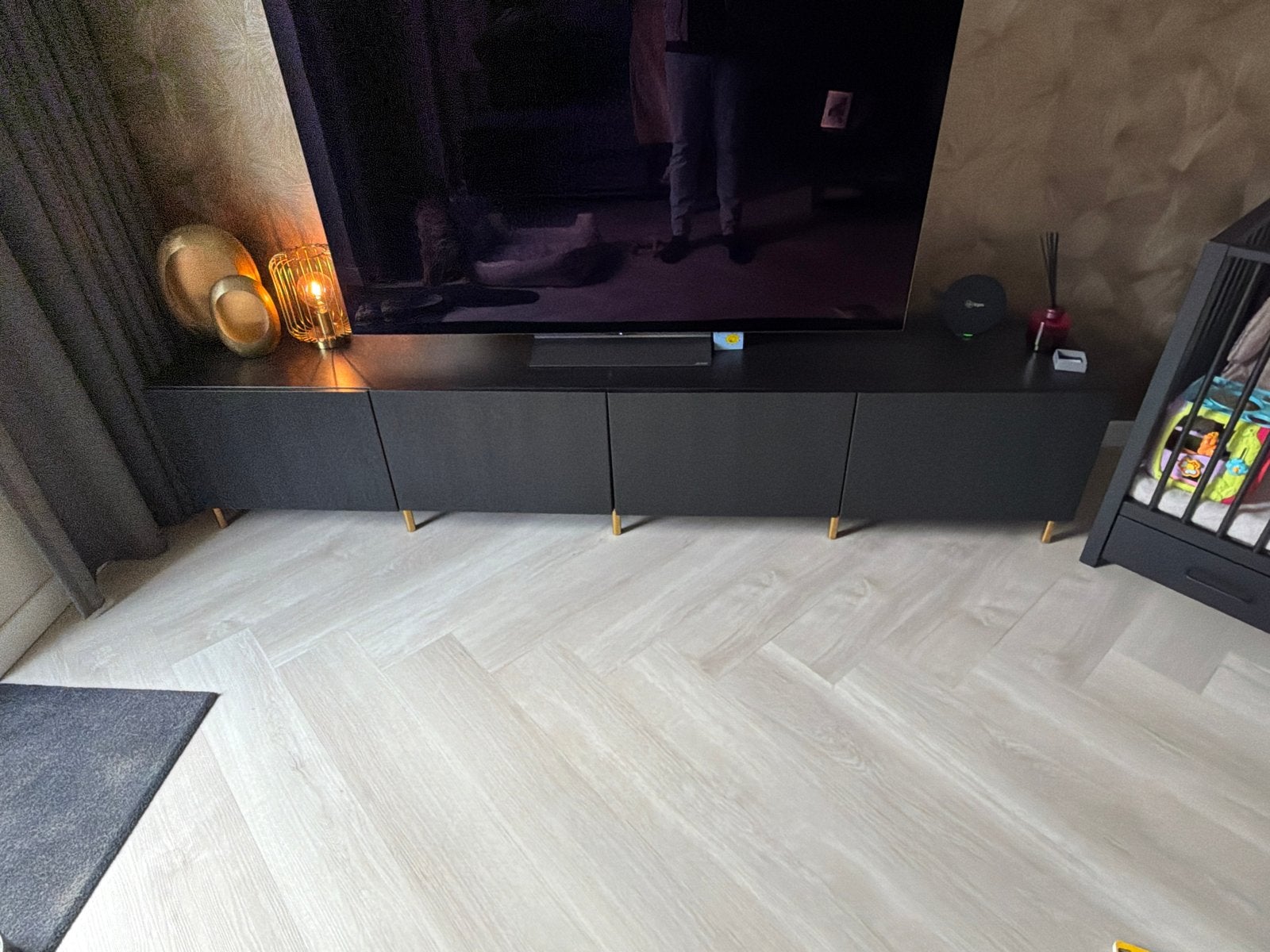 Modern zwart tv-meubel met gouden poten, Ophalen, Zo goed als nieuw, 200 cm of meer, Minder dan 100 cm