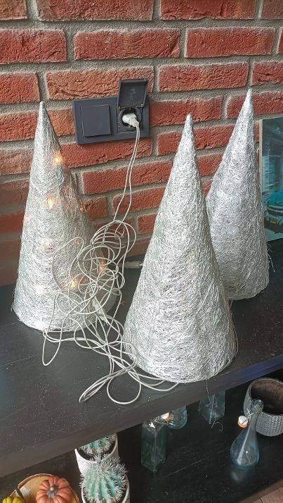 zilverkleurige kerst kegels met verlichting 3x, Diversen, Kerst, Ophalen of Verzenden, Zo goed als nieuw