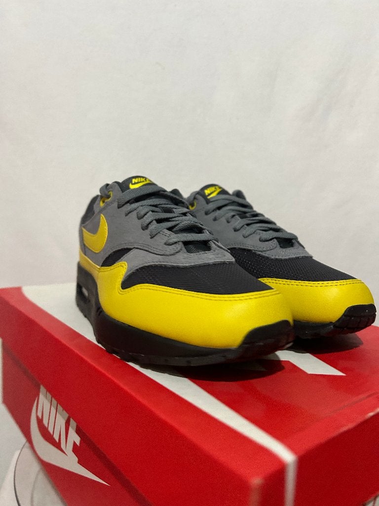 NIEUW! Maat 42,5 - Nike Air Max 1 Essential Batman, Overige kleuren, Verzenden, Nike, Nieuw