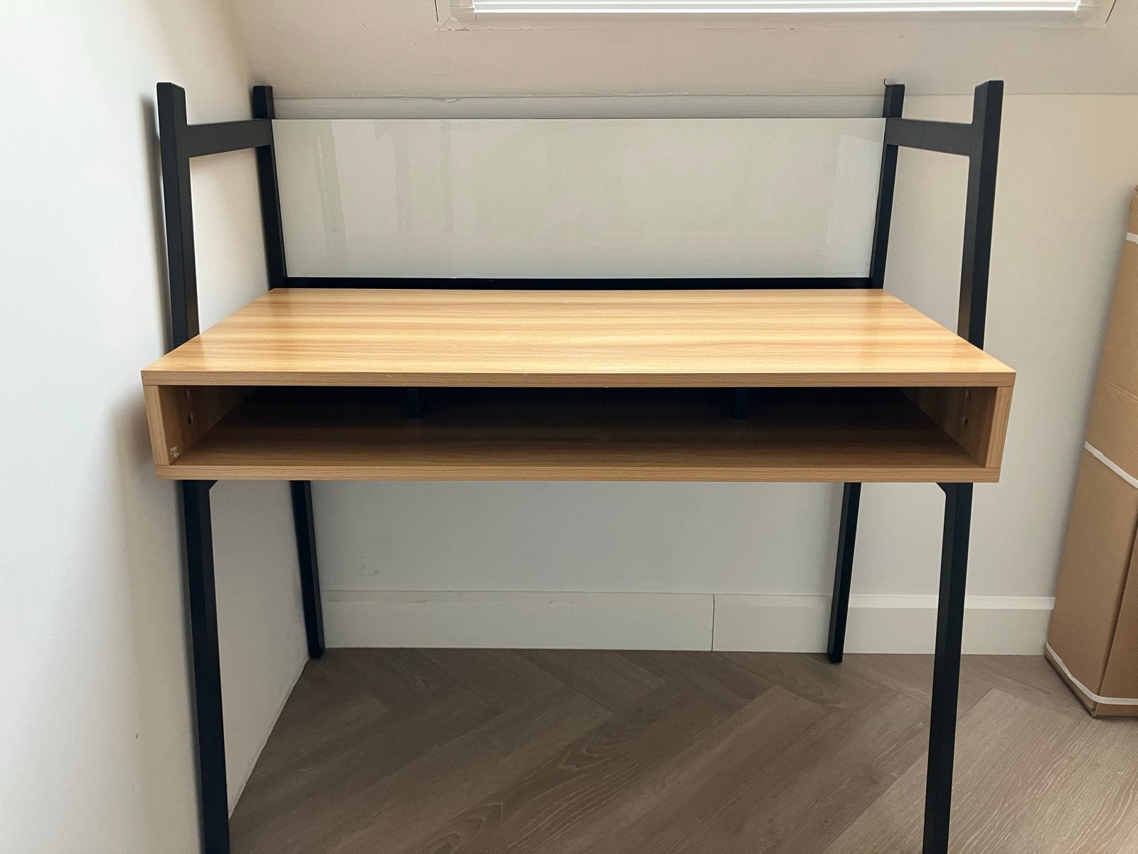 Zo goed als nieuw mooi bureau met whiteboard en opbergruimte, Ophalen, Hout, Kabelgoot, Schoolbureau