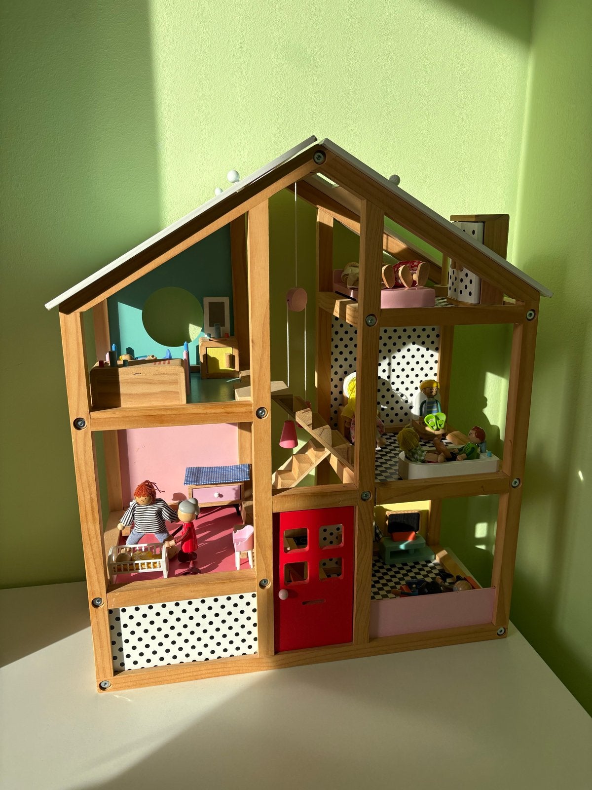 Houten Poppenhuis met Meubels en Poppen, Kinderen en Baby's, Ophalen, Zo goed als nieuw, Poppenhuis