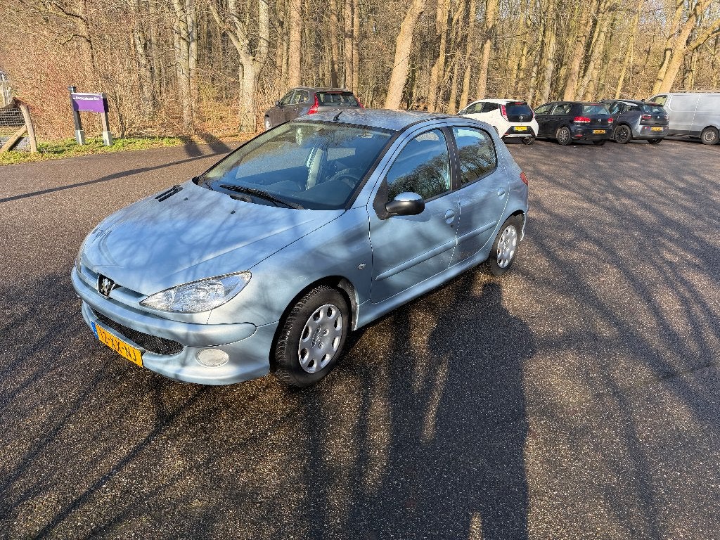 Peugeot 206 1.4 5D 2007 Grijs, Auto's, Voorwielaandrijving, 4 cilinders, Origineel Nederlands, Trekhaak