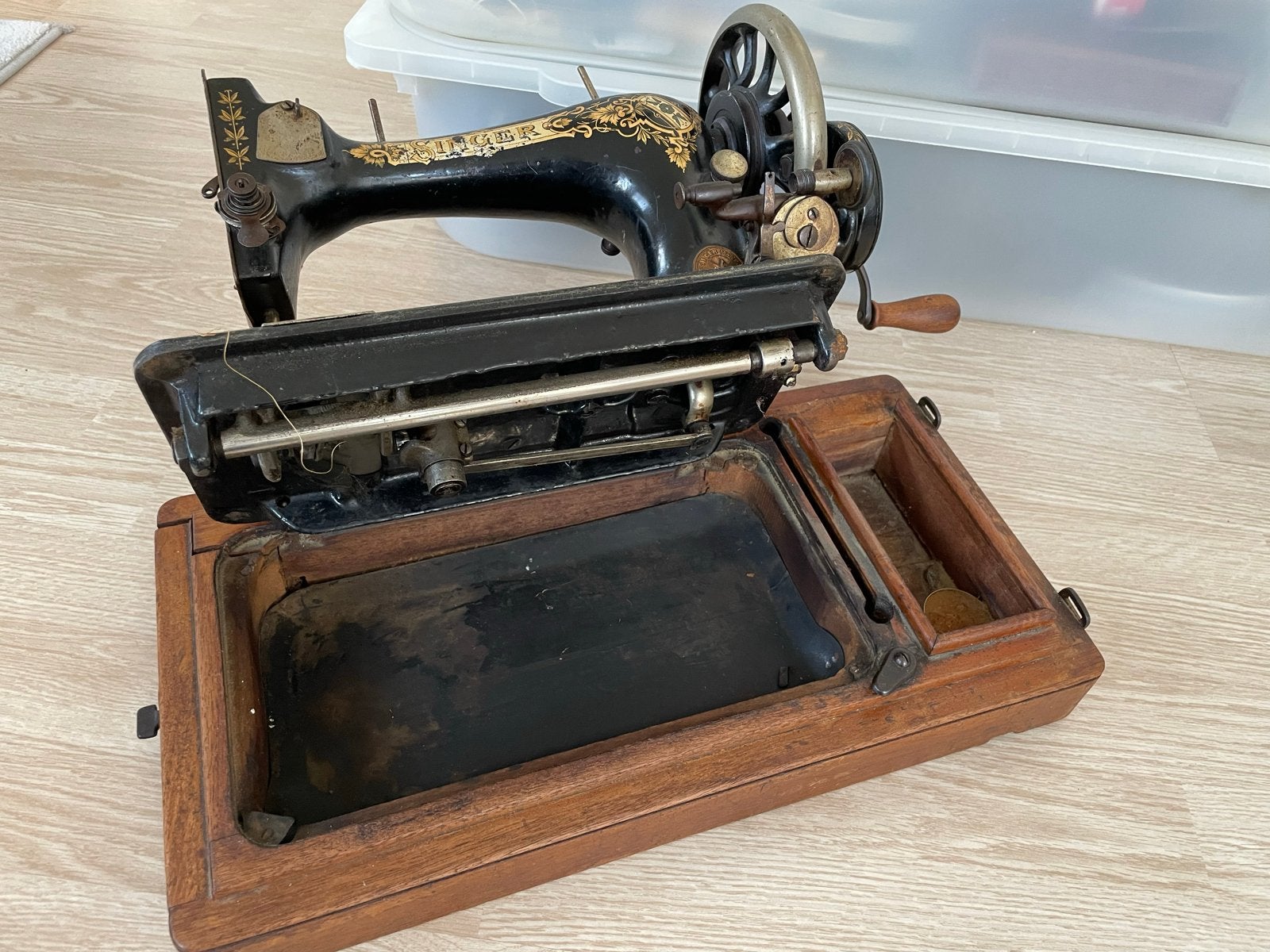 Antieke Singer Naaimachine met Houten Onderstel, Antiek en Kunst, Antiek | Naaimachines, Ophalen