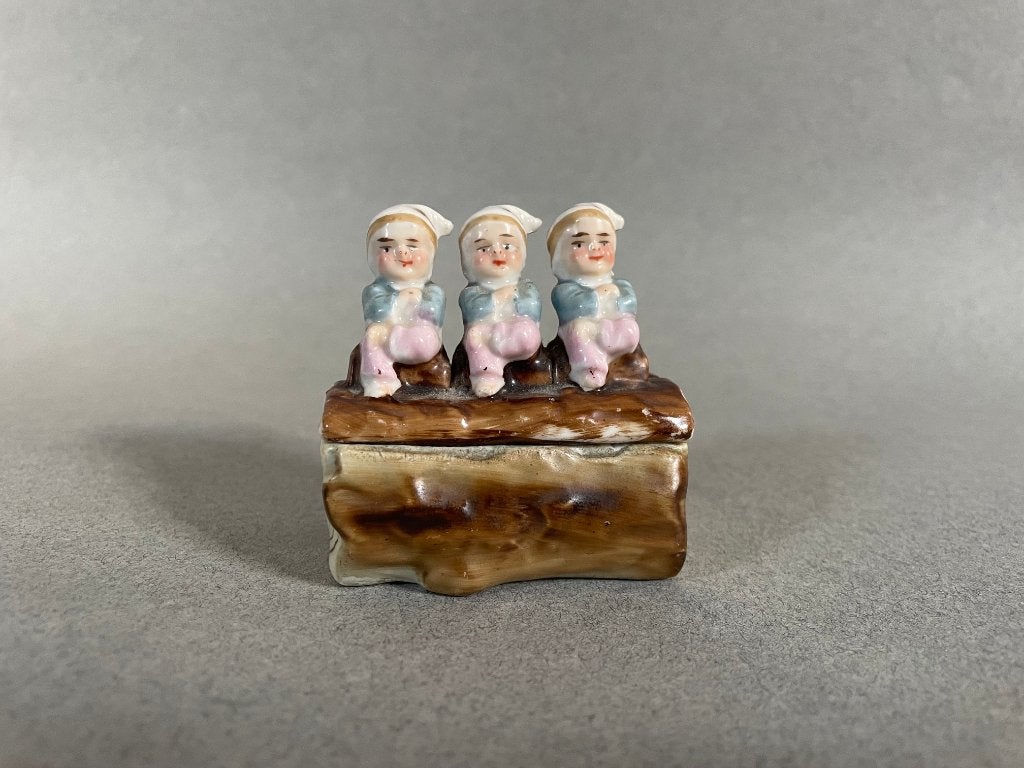Zeldzaam antiek porseleinen doosje met  drie kabouters, Ophalen of Verzenden