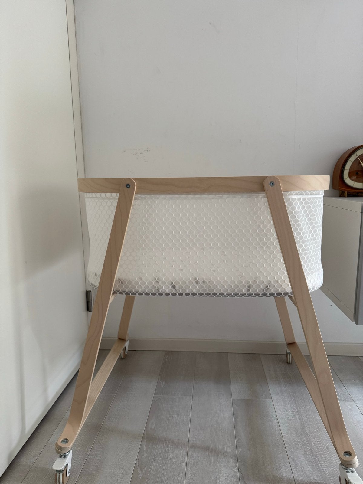 Stijlvol Wiegje op wielen - Zo goed als nieuw, Kinderen en Baby's, Babywiegjes en Ledikanten, Ophalen, Zo goed als nieuw, Wieg