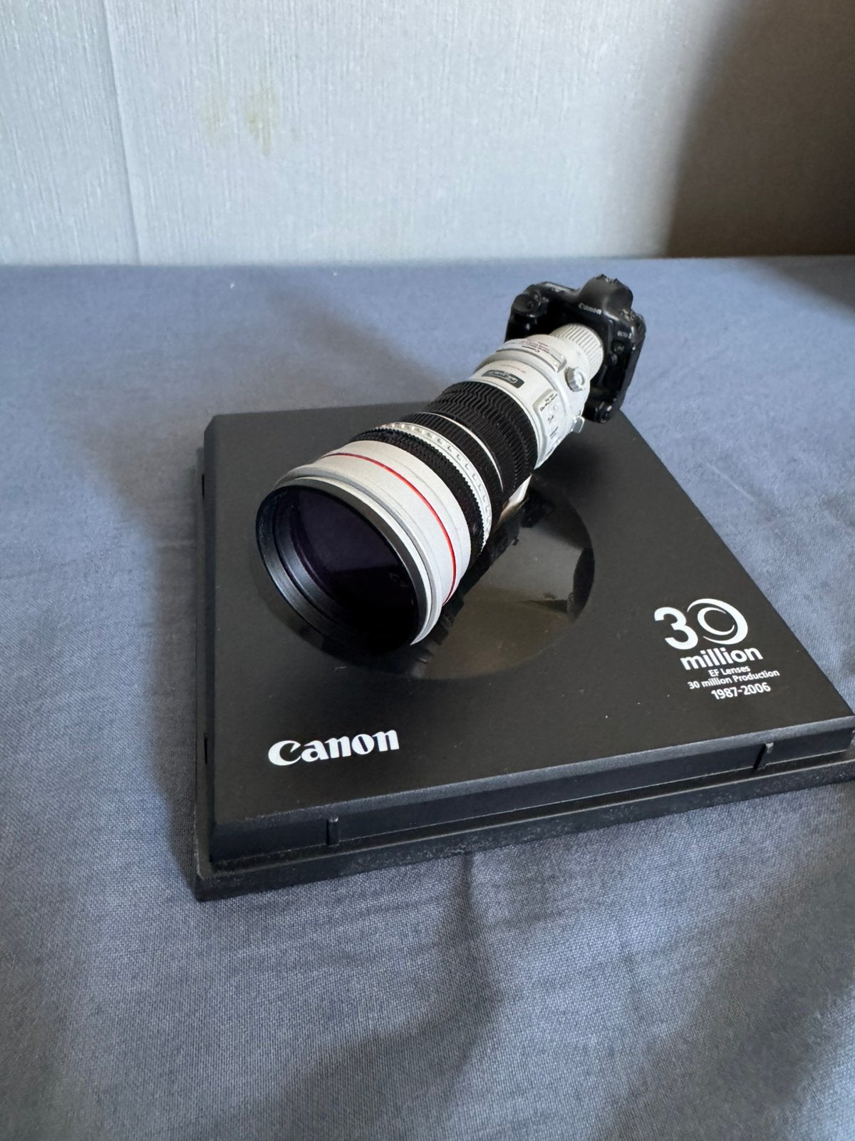 Foto 3 van Zeldzaam schaalmodel Canon camera + lens (20 jaar oud)
