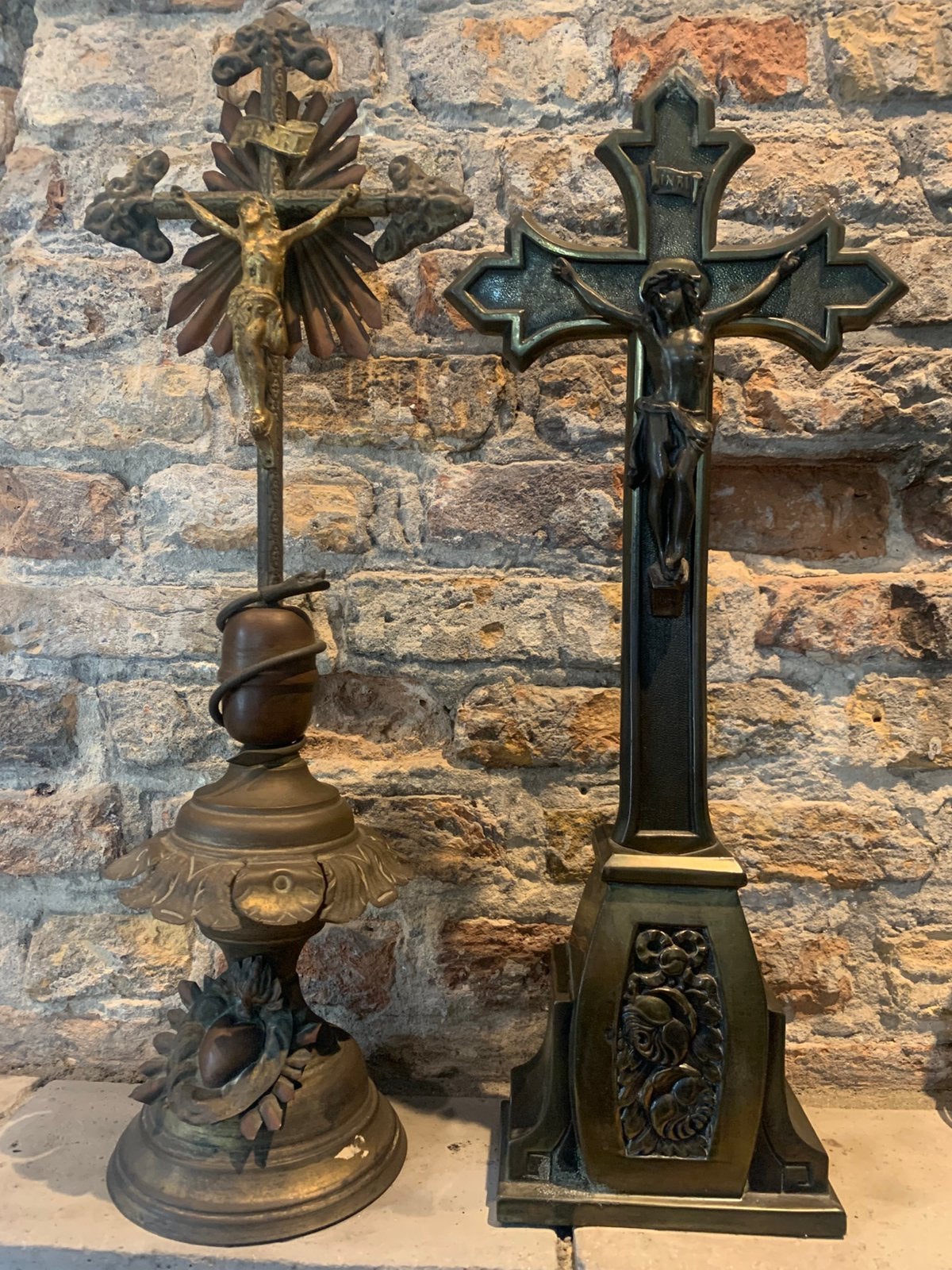 Staande kruisbeelden/ legering., Ophalen of Verzenden