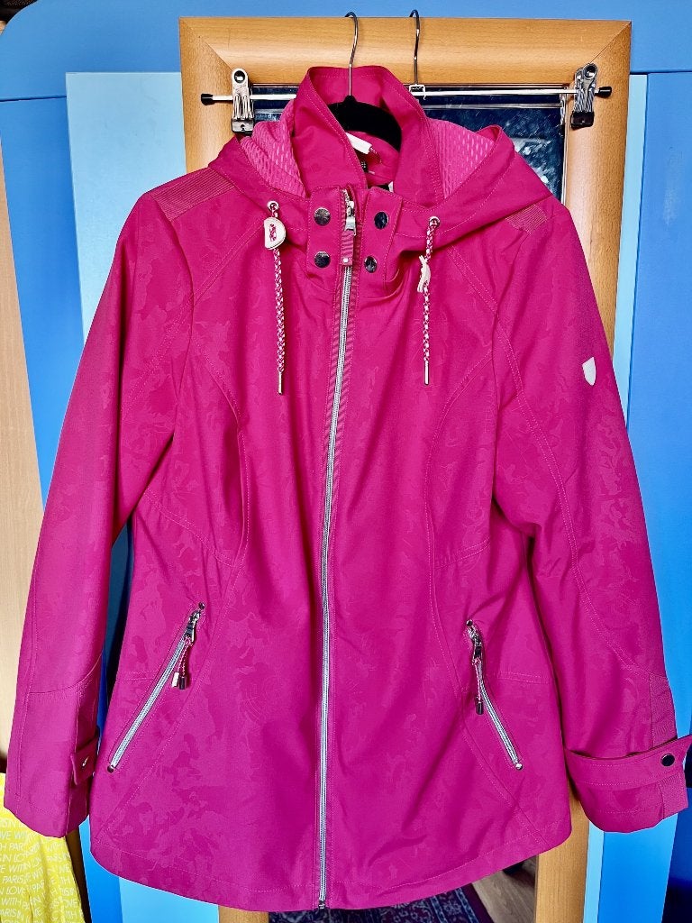 super mooie roze rode zomerjas District 42 als nieuw, Kleding | Dames, Jassen | Zomer, Verzenden, Maat 42/44 (L), Zo goed als nieuw