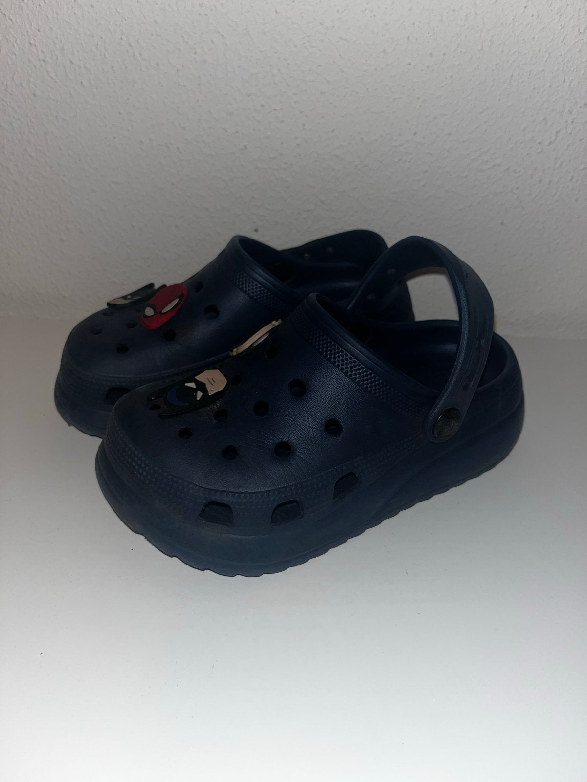 Donkerblauwe Crocs met superhelden Jibbitz, Ophalen of Verzenden, Gebruikt, Jongen of Meisje, Schoenen