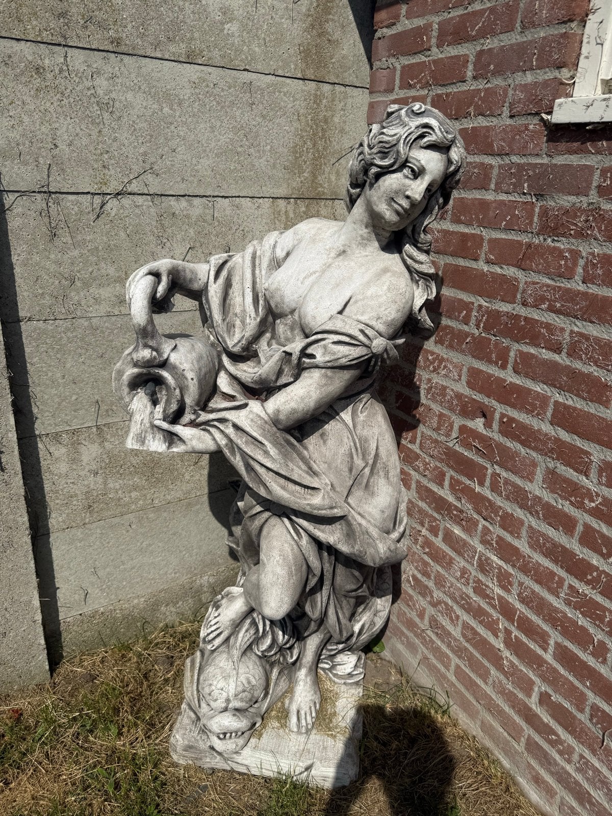 klassiek tuinbeeld van vrouw met kruik, Tuin en Terras, Ophalen, Zo goed als nieuw, Beton, Mensenbeeld