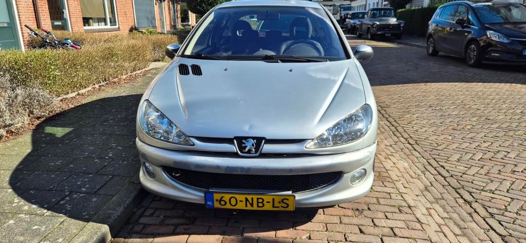 Peugeot 206 1.6 16V Quiksilver 2003 Grijs, Auto's, Peugeot, Voorwielaandrijving, 15 km/l, 40 €/maand, Alcantara