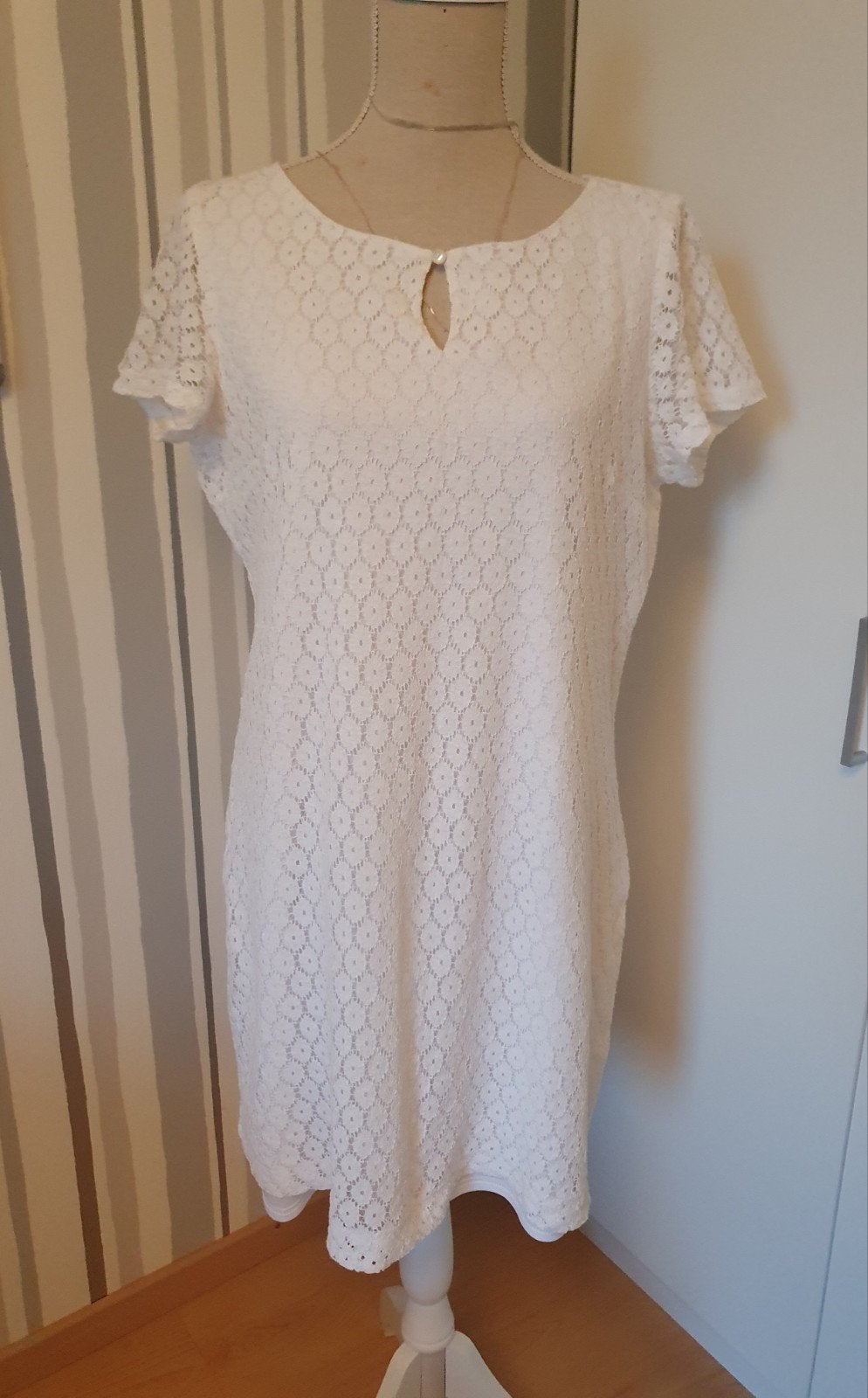 Yessica witte jurk met kant, Maat 42/44 (L), Ophalen of Verzenden, Zo goed als nieuw, Boven de knie