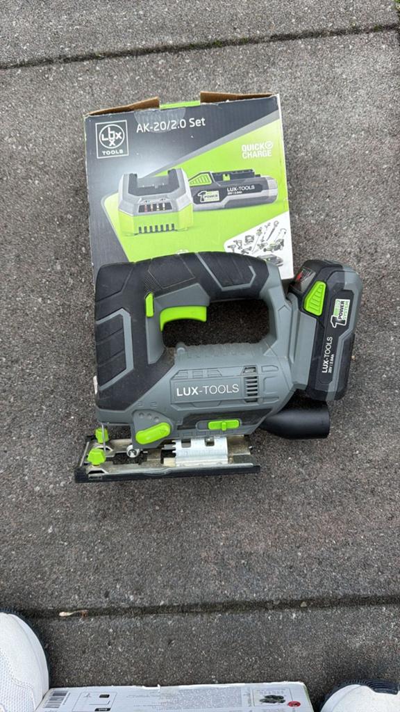 LUX-TOOLS Decoupeerzaag A-ST-20 met accu en lader, Ophalen