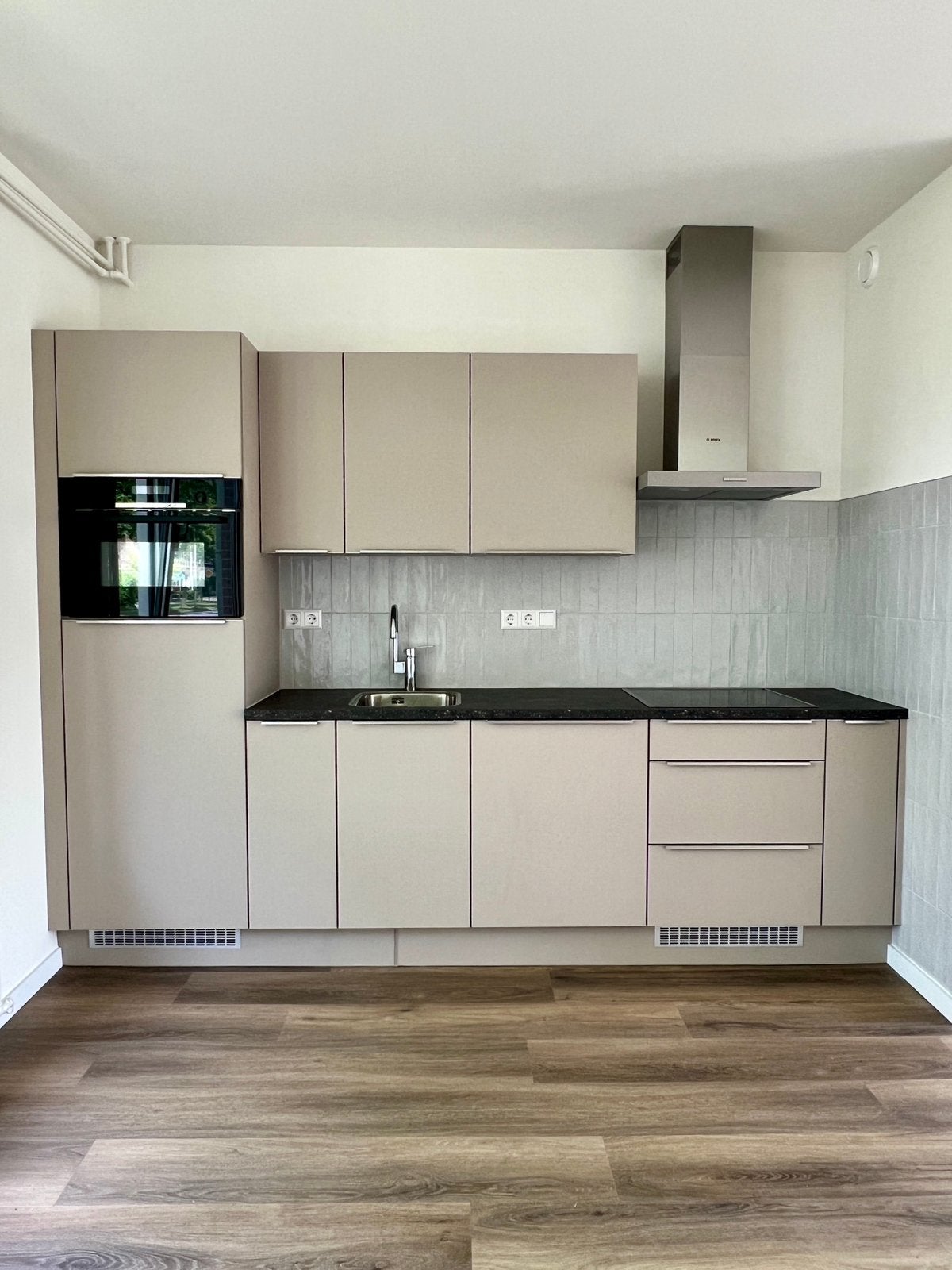 Nieuwe keuken, met Bosch apparatuur - nooit gebruikt!, Ophalen, Overige materialen, Nieuw, Enkelwandige keuken