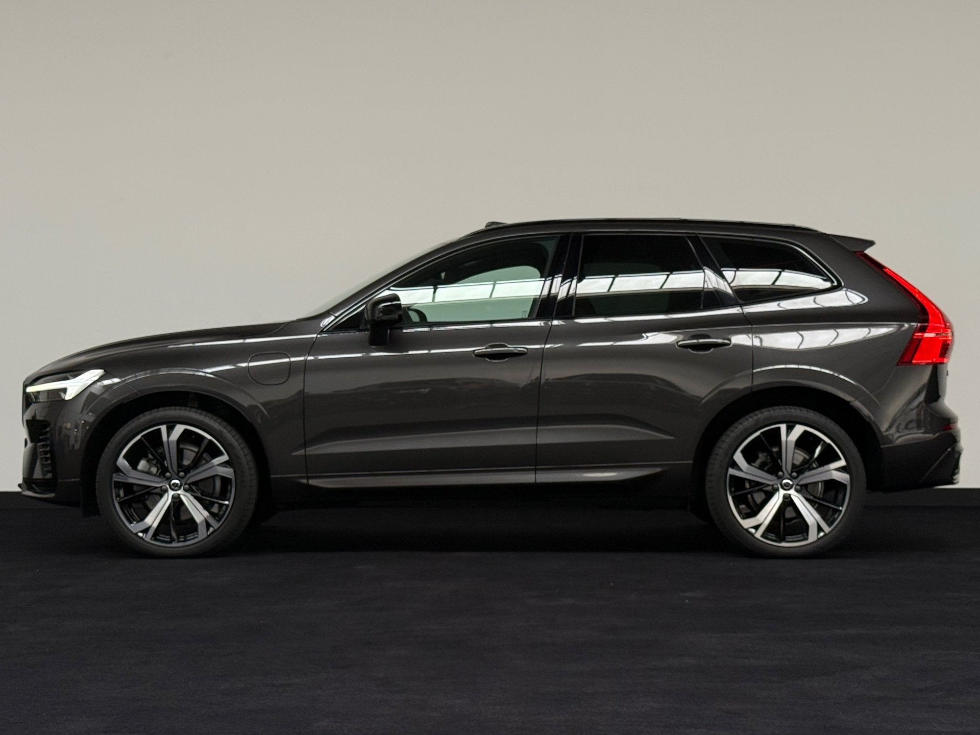 Volvo XC60 2.0 T8 Plug-in hybrid AWD Ultimate Dark Pano Harm, Auto's, Automaat, Gebruikt, 4 cilinders, Leder en Stof
