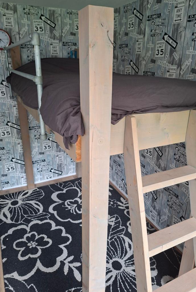 Stoere houten hoogslaper met metalen buizen, Ophalen, Gebruikt, Eenpersoons, 90 cm