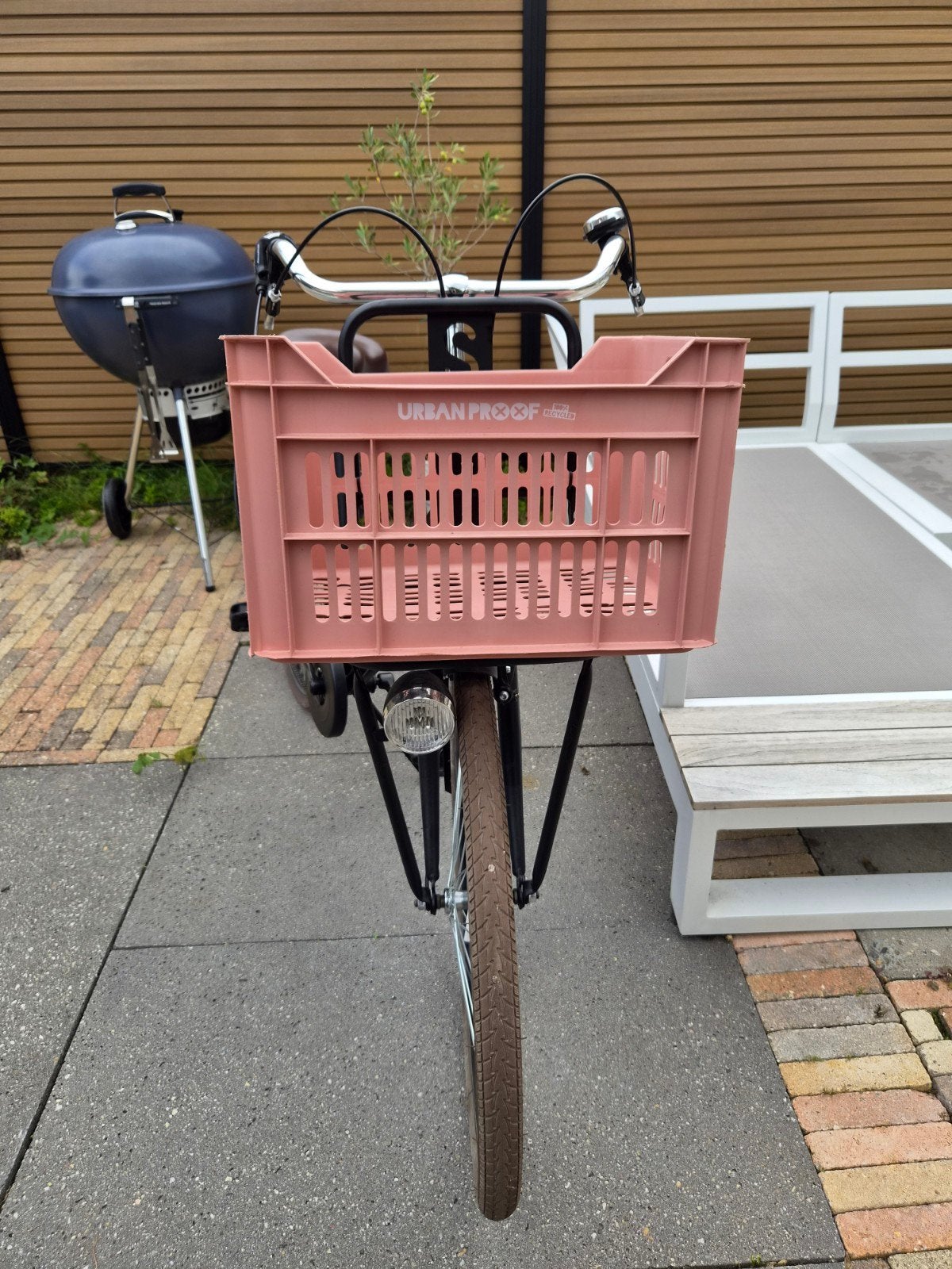 Matzwarte meisjesfiets 26 inch met roze transportkrat, Velgrem, Versnellingen, Zo goed als nieuw, Spirit