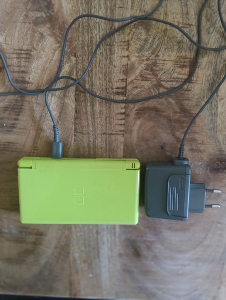 Nintendo DS lite met spel, adopter en pennetje, Spelcomputers en Games, Spelcomputers | Nintendo DS, Ophalen, Gebruikt, DS Lite