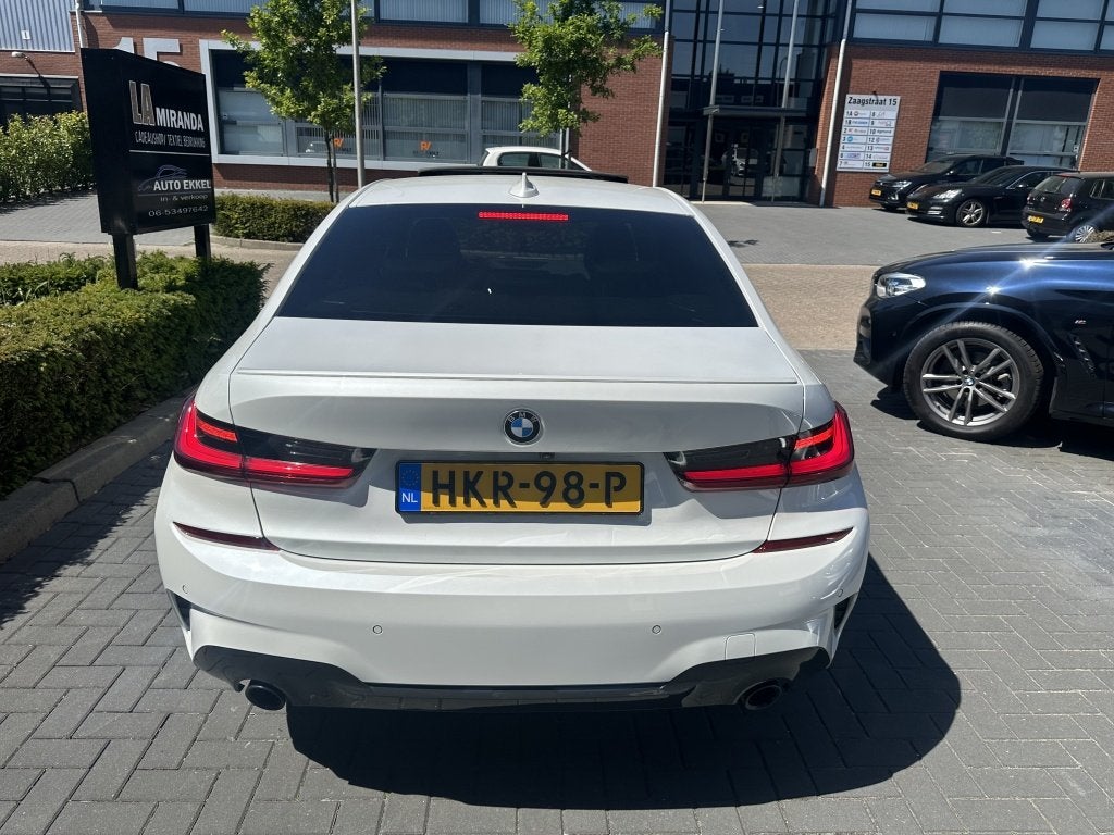 BMW 3 Serie 318i 2.0 High Exe Dak H&K M-Pakket (bj 2022), Auto's, Automaat, 1998 cc, Achterwielaandrijving, Gebruikt