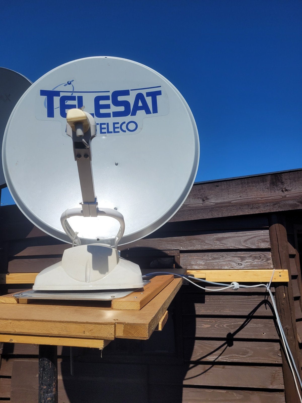 telesat 85 cm goedwerkende schotel met tv en ophangenbeugel, Ophalen
