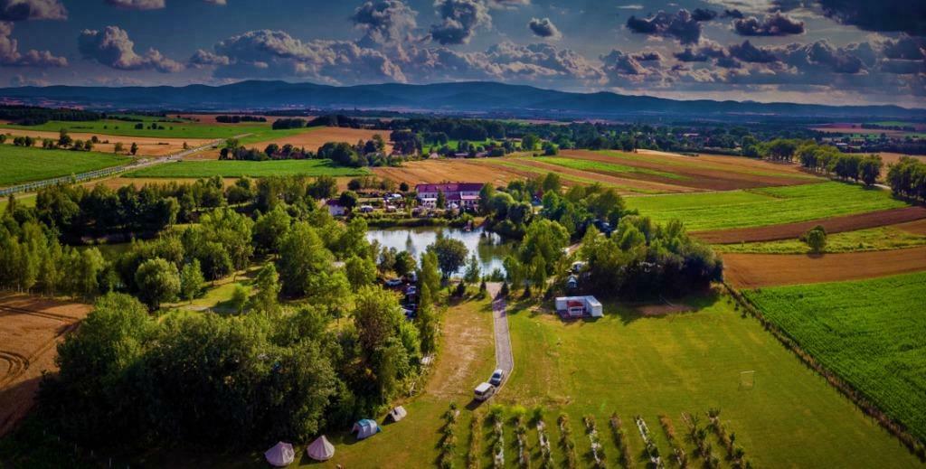 Familie camping in zuidwest Polen met eigen meertje., Internet, Aan meer of rivier, Landelijk