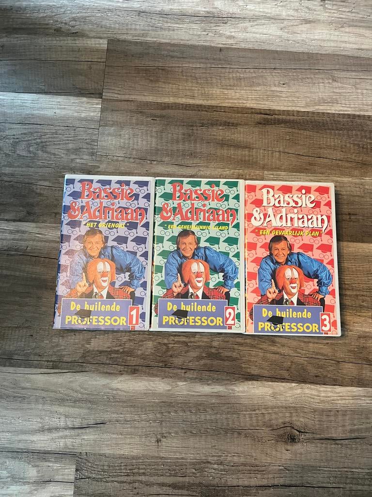 Bassie & Adriaan: De Huilende Professor VHS - Compleet!, Cd's en Dvd's, VHS | Film, Gebruikt, Nederlandstalig, Alle leeftijden