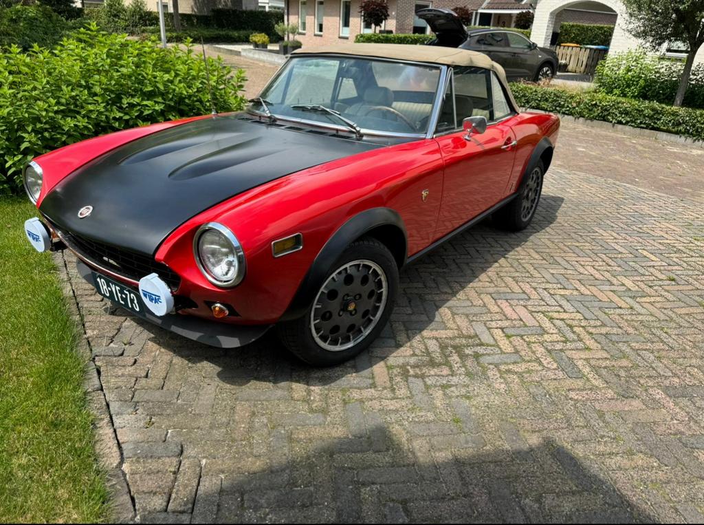 Fiat 124 spider 1800 sport (Abarth) 1976 Rood, Achterwielaandrijving, Lederen bekleding, Beige, Cabriolet