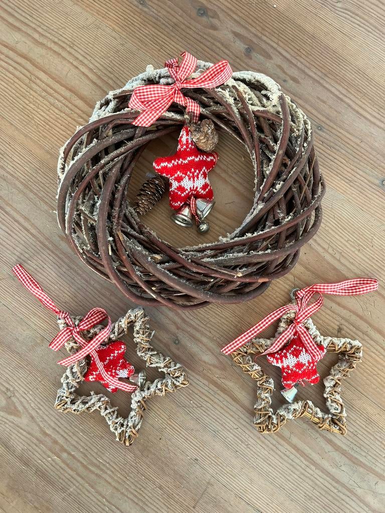 Kerst krans rood wit ster bel 2 ster sneeuw twijg kerstkrans, Diversen, Kerst, Ophalen of Verzenden, Zo goed als nieuw
