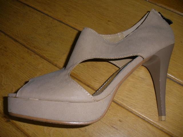 JULIA pumps beige peeptoo maat 40 - nieuw -, Beige, Julia, Nieuw, Ophalen of Verzenden