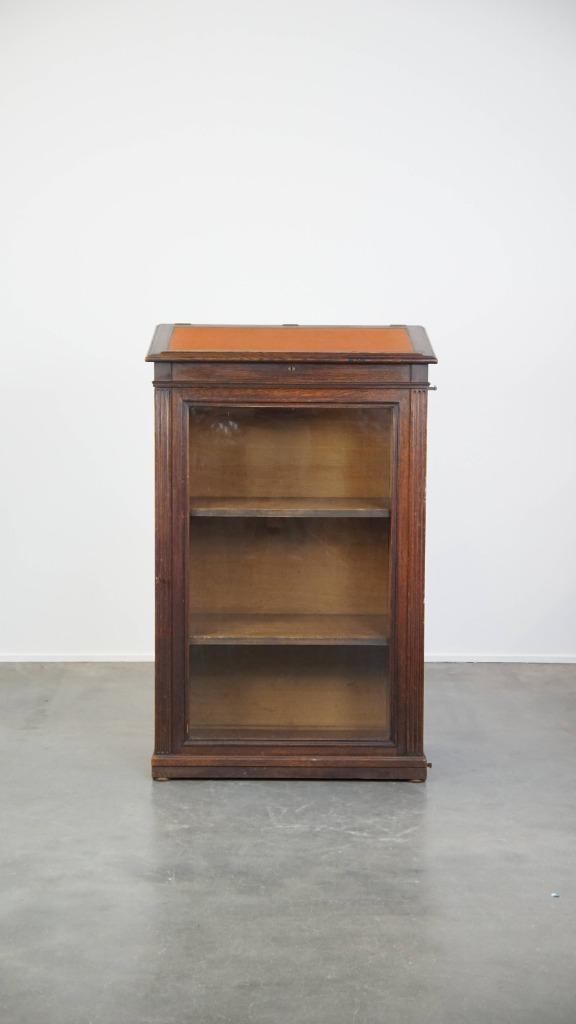 Antieke presenteer/ vitrine kast gemaakt van eikenhout, Antiek en Kunst, Ophalen