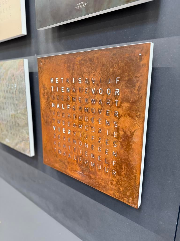 Nieuw Qlocktwo qlock two Design Klok Rust 45x45 roest, Wandklok, Digitaal, Nieuw, Ophalen of Verzenden