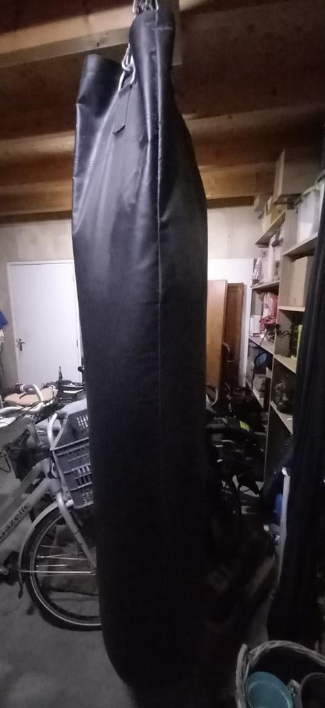 Te koop:  Zware bokszak met muursteun € 75,-, Ophalen of Verzenden, Bokszak