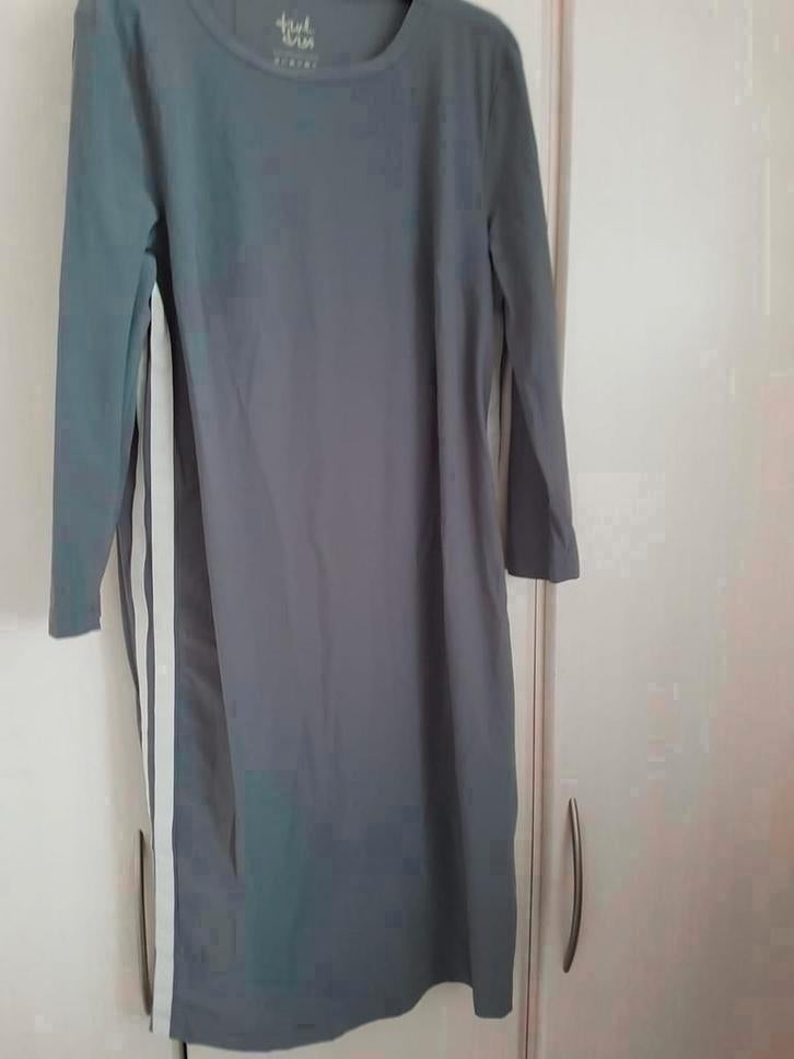 Mooie traveldress grijs met wit aan de zijkanten maat L, Ophalen of Verzenden, Zo goed als nieuw