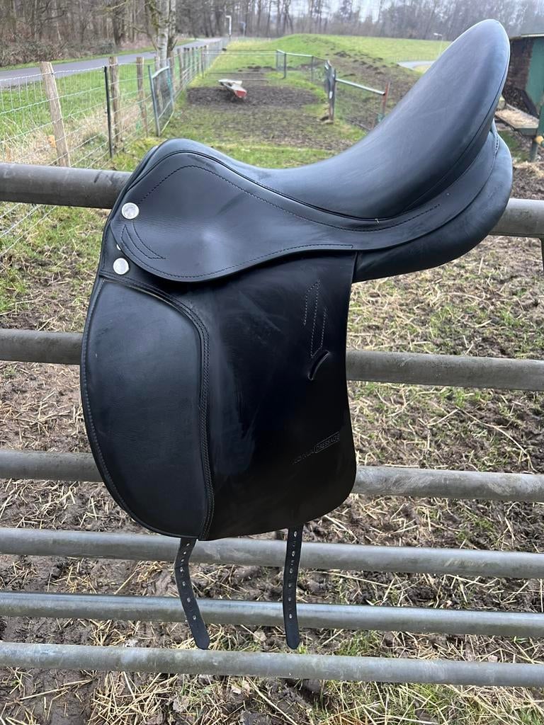 Dressuurzadel Prestige Roma 17 inch 2024 met hoes, Dieren en Toebehoren, Paarden en Pony's | Zadels, Zo goed als nieuw, Dressuur