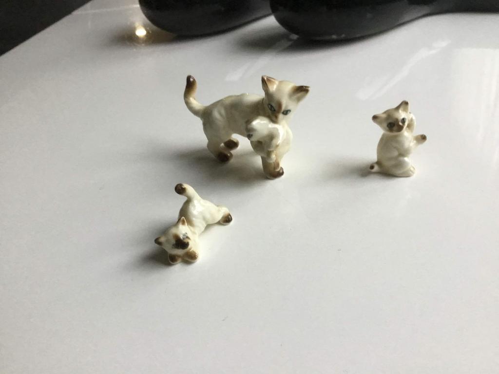 POEZEN FAM. 4/3/2 cm porselein wit/bruin samen €16,50, Ophalen, Zo goed als nieuw, Hond of Kat, Beeldje of Figuurtje