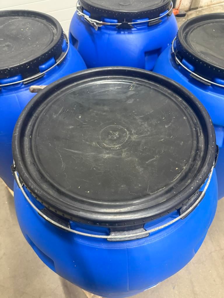 Blauw kunststof vat met draaideksel – 220 liter, 150 liter of meer, Ophalen, Zo goed als nieuw, Kunststof