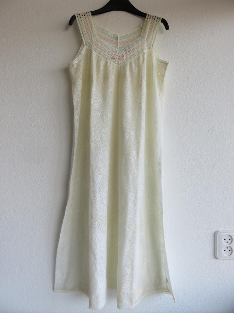 Hanro kanten Nachtjapon wit creme met pastel randje maat 40, Kleding | Dames, Hanro, Ophalen of Verzenden, Wit, Nachtkleding
