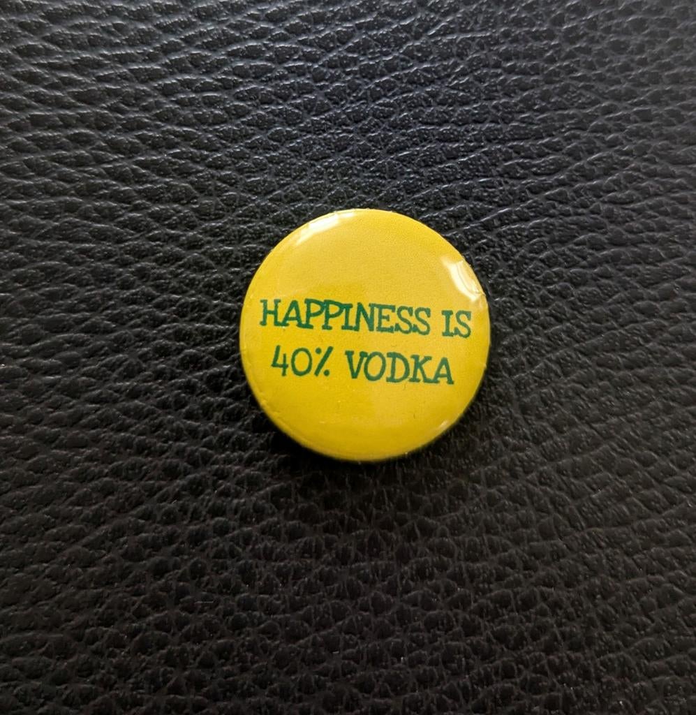 Gele Button 'Happiness is 40% Vodka', Ophalen of Verzenden