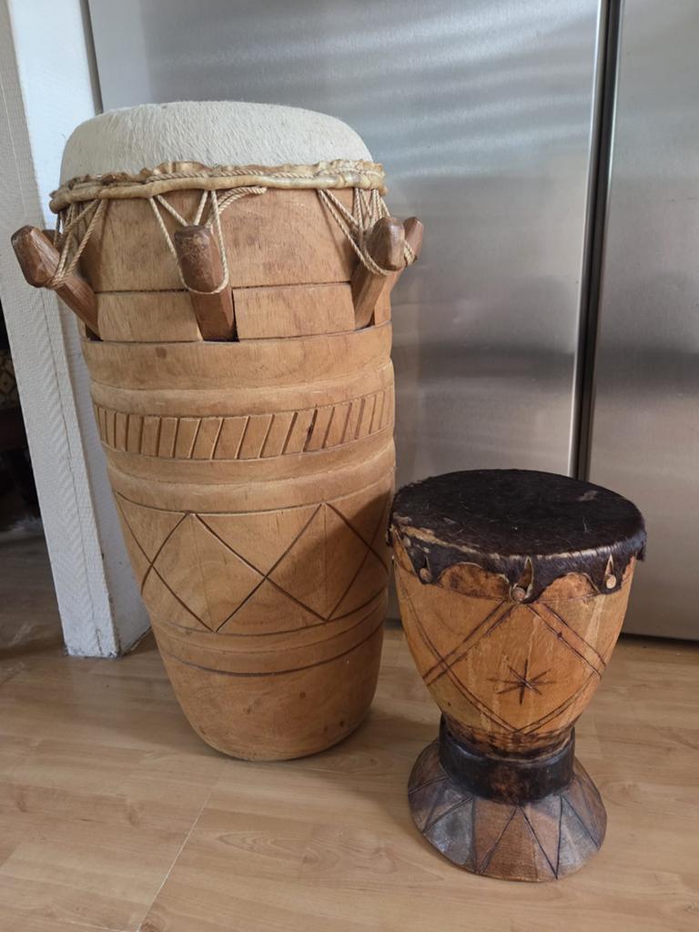 Set van 2 handgemaakte Afrikaanse trommels, Muziek en Instrumenten, Drumstellen en Slagwerk, Ophalen, Gebruikt, Overige merken